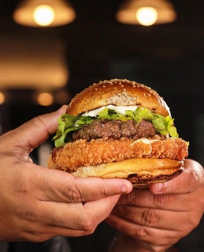 Mozzarella Fritta da Malta Parrilla segurado com as duas mãos