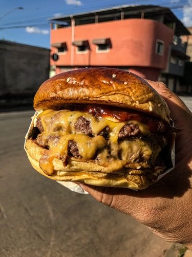 The Scandalous da Malta Parrilla segurado na mão