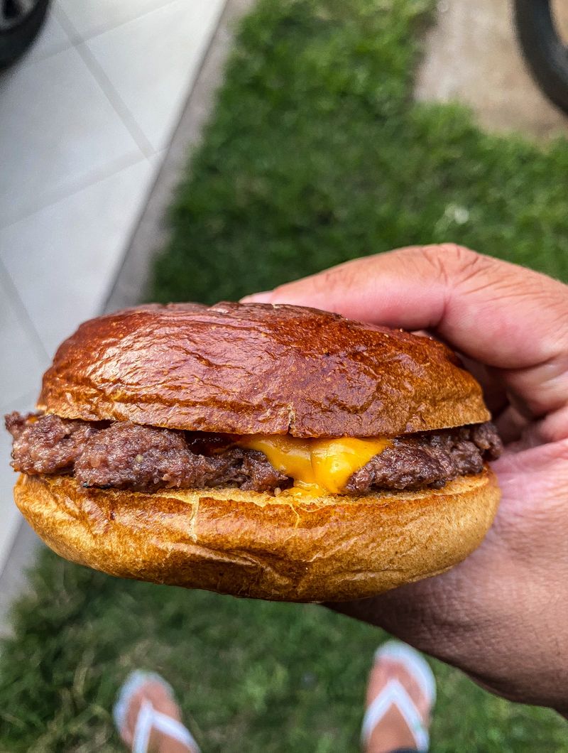 Smash da Malta Parrilla segurado na mão